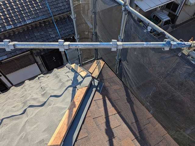 棟下地の設置作業